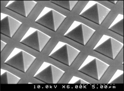 精密電鋳金属スタンパーの表面（SEM写真）